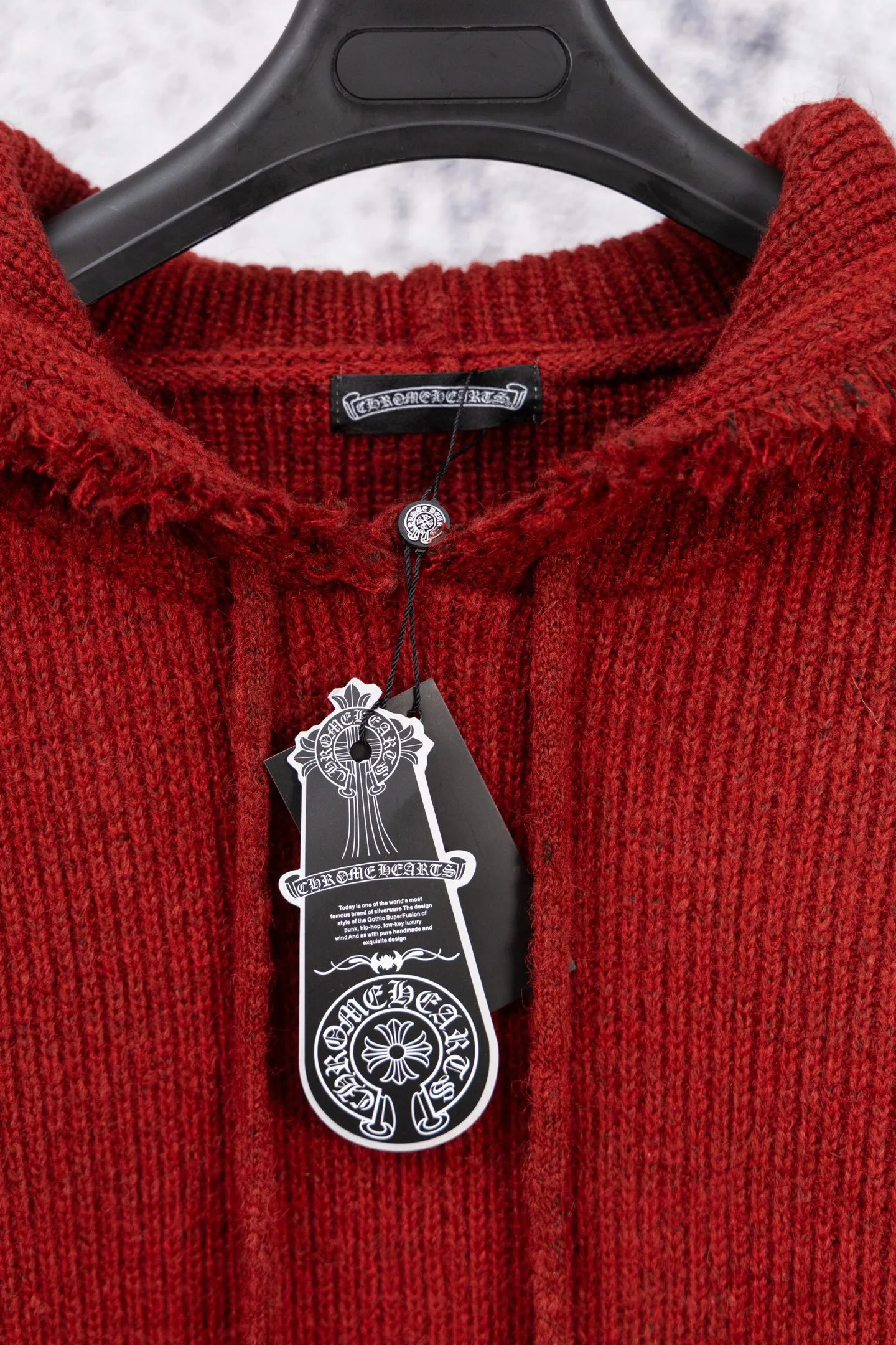 P300 Chrome Hearts CH Chrome Hearts 2025 hooded red sweater. Cross tassel leather label hooded soft and waxy red sweater. The sweater has a soft and waxy feel. The classic cross leather label design on the back cap is really great to wear as an inner layer or as a stand-alone in winter. It is full of Christmas and New Year flavor. It is a very practical item and is very versatile. It is recommended to buy it early. Size: S M L Color: Red